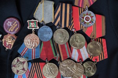 II. Dünya Savaşı gazisi siyah bir arka plan üzerinde madalya