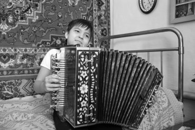 Çocukla akordeon siyah beyaz fotoğraf