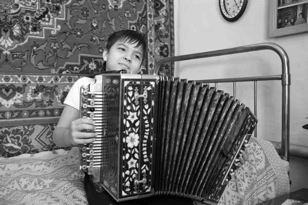 Çocukla akordeon siyah beyaz fotoğraf — Stok fotoğraf