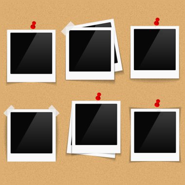 Bülten panosunda fotoğraf çerçeveleri