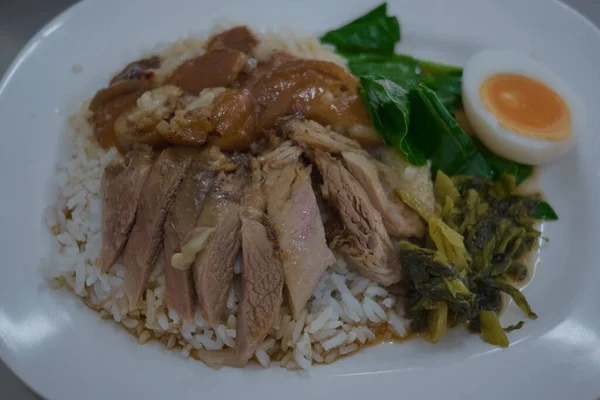 タイ料理のスタイル 白プレートでジャスミンライスに煮込みポークレッグとキッターリングの選択的焦点 この料理は 最も人気のあるタイ料理です 花王Ka Mooはタイの伝統的な料理です — ストック写真