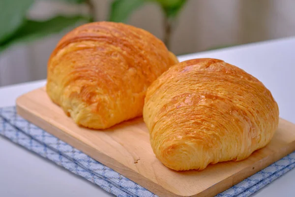 暖かい新鮮なバタークロワッサンとロール フランスとアメリカのクロワッサンと焼き菓子は世界中で愛されています — ストック写真