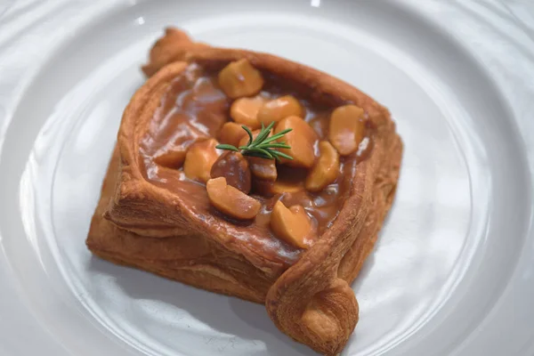 Vers Gebakken Zelfgemaakte Croissantjes Met Macadamier Karamel Een Wit Bord — Stockfoto