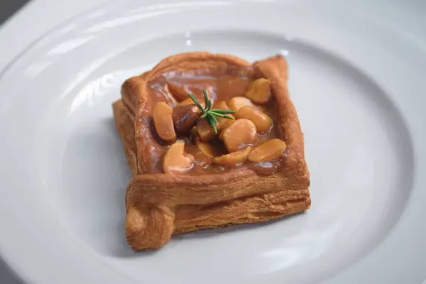 Vers Gebakken Zelfgemaakte Croissantjes Met Macadamier Karamel Een Wit Bord — Stockfoto