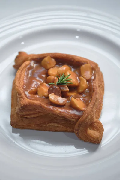 Vers Gebakken Zelfgemaakte Croissantjes Met Macadamier Karamel Een Wit Bord — Stockfoto