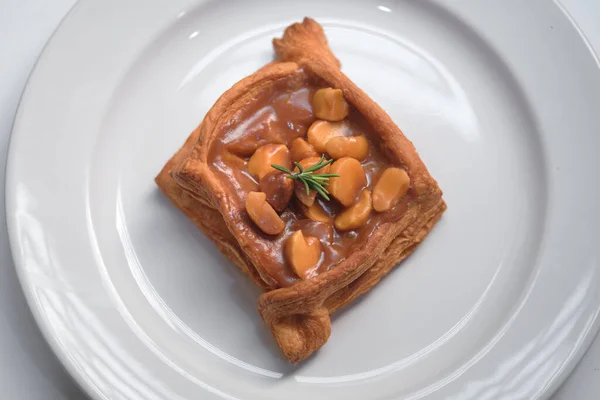 Vers Gebakken Zelfgemaakte Croissantjes Met Macadamier Karamel Een Wit Bord — Stockfoto