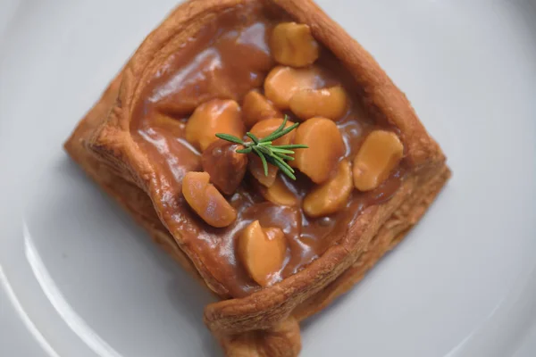 Vers Gebakken Zelfgemaakte Croissantjes Met Macadamier Karamel Een Wit Bord — Stockfoto