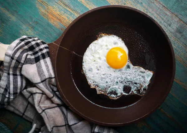 Fried Egg Close View Fried Egg Frying Pan Salted Spiced — Stock Photo, Image