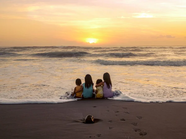 Παιδιά Δίπλα Στον Ωκεανό Βλέπουν Ηλιοβασίλεμα — Φωτογραφία Αρχείου