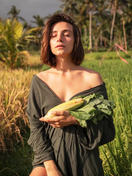 Krásná Mladá Zemědělkyně Žena Zralou Kukuřicí Bio Farmě Pole Přírodním — Stock fotografie