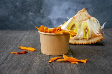 Jackfruit cipsleri (Artocarpus heterophyllus) ahşap arka planda bir kasede