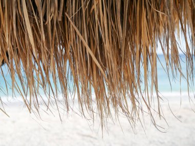 Deniz sahili geçmişi. Tatil havası. Taşralı deniz ve beyaz yolcunun çatısı. Boşluğu kopyala