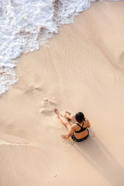 Una Chica Traje Baño Sola Playa Del Océano Vista Superior — Foto de Stock