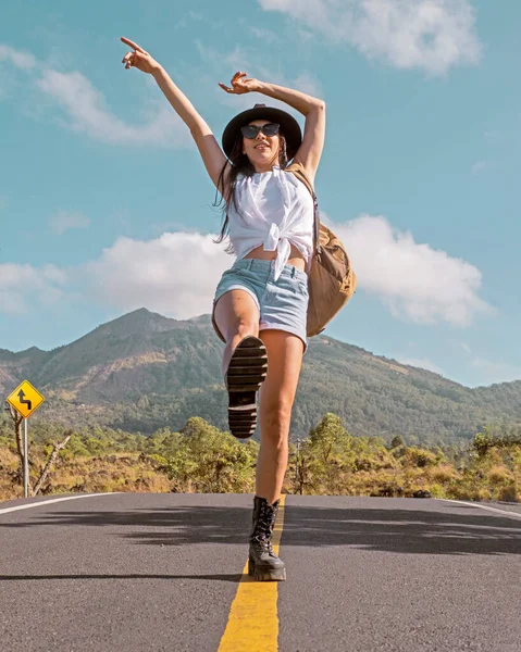 Mochilera Camina Largo Carretera Contra Telón Fondo Volcán Montañas Concepto — Foto de Stock