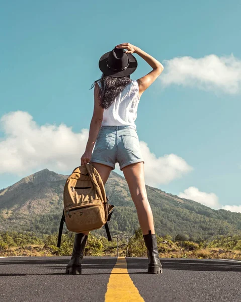 Mochilera Camina Largo Carretera Contra Telón Fondo Volcán Montañas Concepto — Foto de Stock