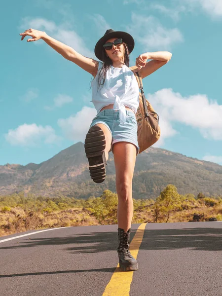 Mochilera Camina Largo Carretera Contra Telón Fondo Volcán Montañas Concepto — Foto de Stock