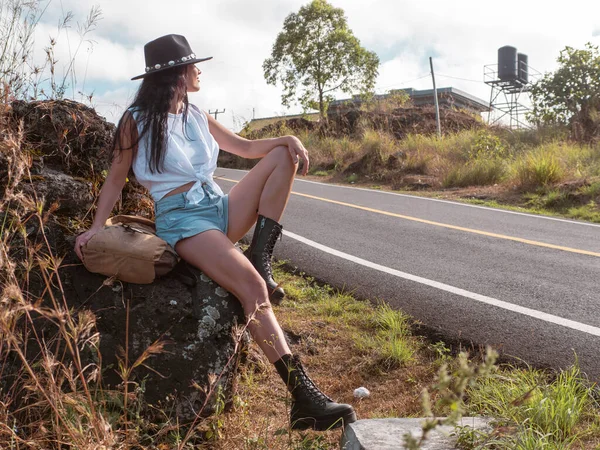 Mochilero Chica Está Descansando Por Carretera Esperando Paseo Concepto Viaje —  Fotos de Stock