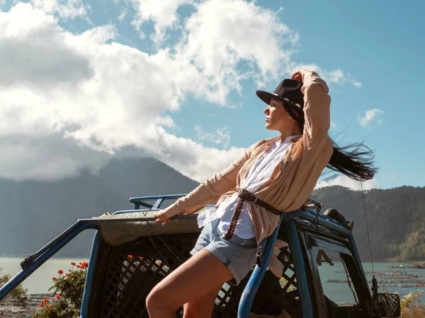 Mujer Joven Sombrero Viaja Suv Contra Telón Fondo Las Montañas — Foto de Stock