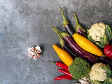 Gri arka planda organik bir çiftlikten taze sebzeler. Uzayı kopyala Kabak, patlıcan, lahana..