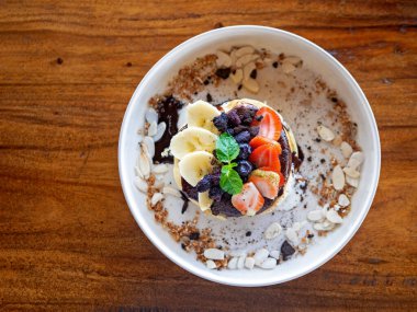 Böğürtlenli ve meyveli krepler beyaz tabakta