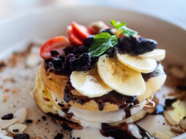 Böğürtlenli ve meyveli krepler beyaz tabakta