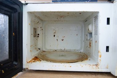 Kirli lavaboda kirli mikrodalga