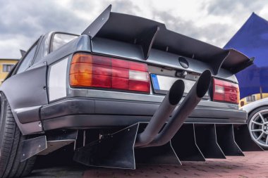 Büyük bir egzoz borusuyla yakın çekim akort aracı..