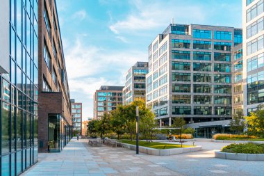 Güneşli bir günde modern ofis binaları. Kafe fabrikaları ve işten dinlenecek yerler..