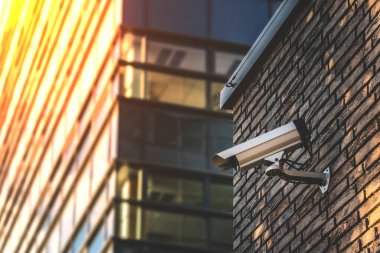 Dışarıdaki tuğladan bir duvara bağlı bir kamerayı kapat. Modern binanın güvenlik kamerası. Açık hava güvenlik sistemi kontrolü için video ekipmanı.