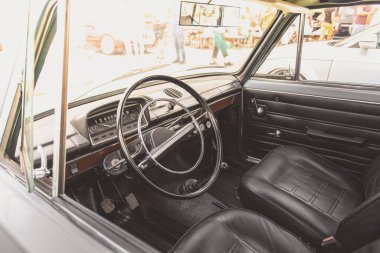 Klasik Sovyetler Birliği klasik arabasının içi. Eski eski arabanın bir iç mekanı. Eski klasik arabanın direksiyonu..