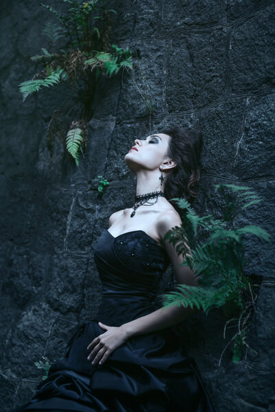 Брюнетка на фоне здания
