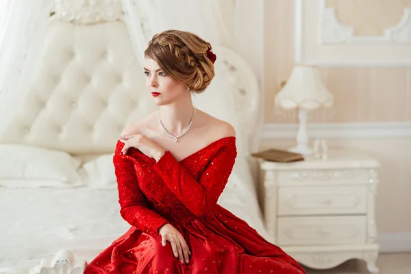 Belle femme dans une robe rouge — Photo