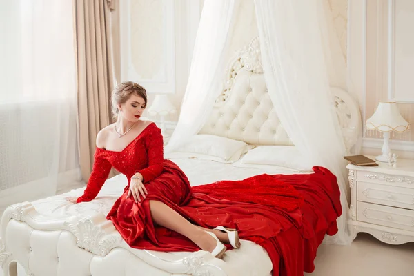 Mulher bonita em um vestido vermelho — Fotografia de Stock