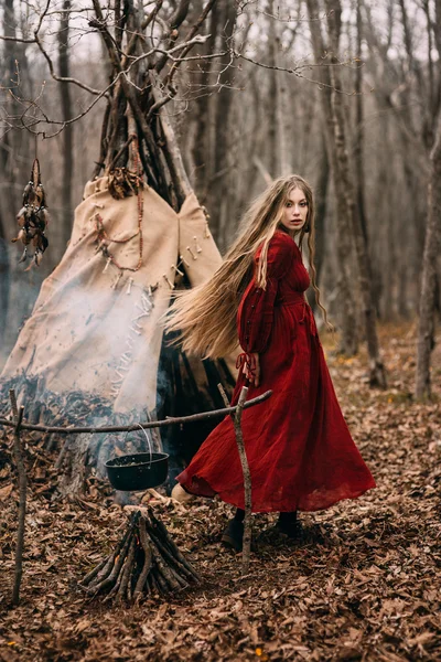 Junge Hexe im herbstlichen Wald — Stockfoto