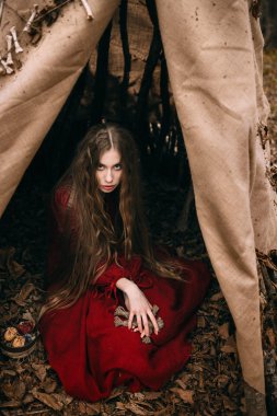 Sonbahar ormanda genç cadı