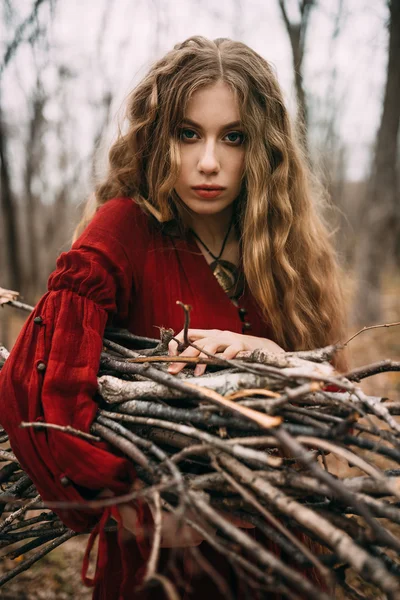 年轻女巫在秋天的树林 — 图库照片