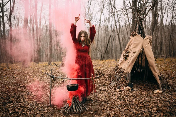 Bruja joven en el bosque de otoño — Foto de Stock