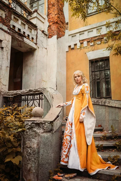 Lady in medieval costume — Stock Photo, Image