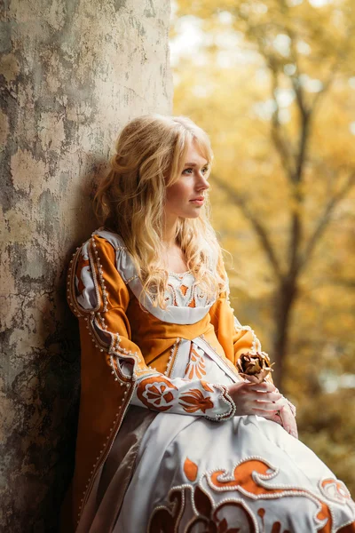 Senhora em traje medieval — Fotografia de Stock