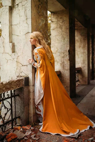 Mulher em vestido medieval — Fotografia de Stock