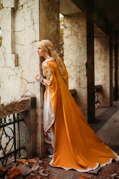 Woman in medieval dress — Stock Photo, Image