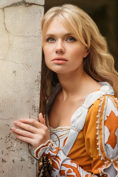 Mujer en vestido medieval — Foto de Stock