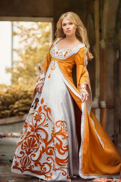 Γυναίκα σε μεσαιωνικό φόρεμα — Φωτογραφία Αρχείου