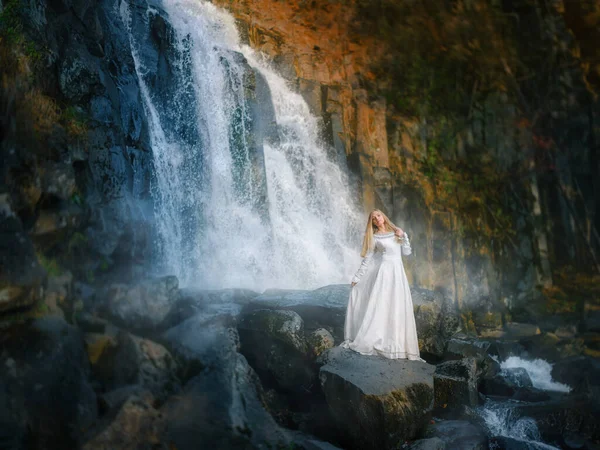 Beautiful young woman in a white dress in the middle of a forest — Stock Photo, Image