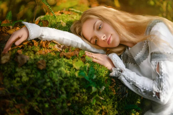 Красива молода жінка в білій сукні посеред лісу Ліцензійні Стокові Фото