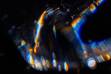 Soyut bulanık lensler siyah renkte parlıyor.