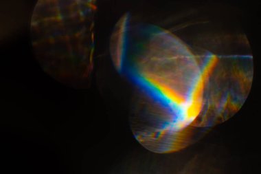 Soyut bulanık lensler siyah renkte parlıyor.