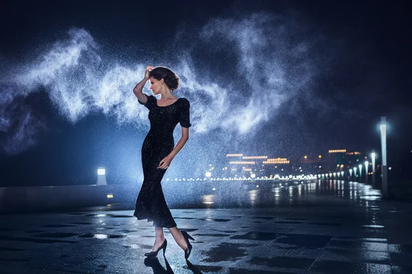 Mujer posando bajo la lluvia . —  Fotos de Stock