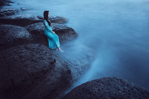 바다에서 아름 다운 젊은 여자 — 스톡 사진