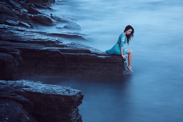 Beautiful young woman on sea — Stock Photo, Image